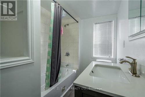 215 Louisa Street, Cornwall (717 - Cornwall), ON - Indoor Photo Showing Bathroom