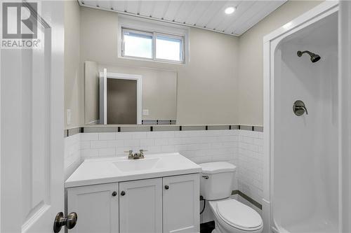 1413 Churchill Street, Cornwall, ON - Indoor Photo Showing Bathroom