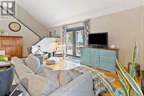 394 4Th Street W, Collingwood, ON - Indoor Photo Showing Living Room