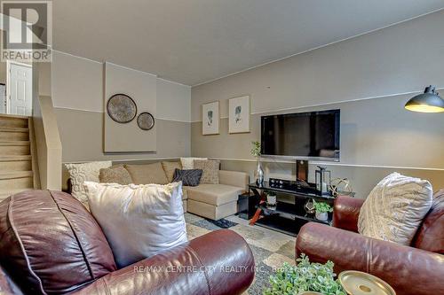 555 Wellington Street, St. Thomas, ON - Indoor Photo Showing Living Room