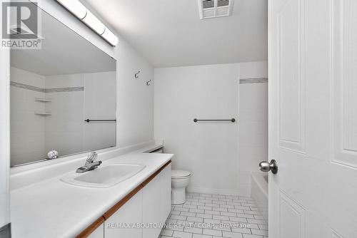 603 - 1270 Maple Crossing Boulevard, Burlington, ON - Indoor Photo Showing Bathroom