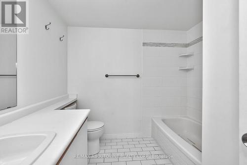 603 - 1270 Maple Crossing Boulevard, Burlington, ON - Indoor Photo Showing Bathroom