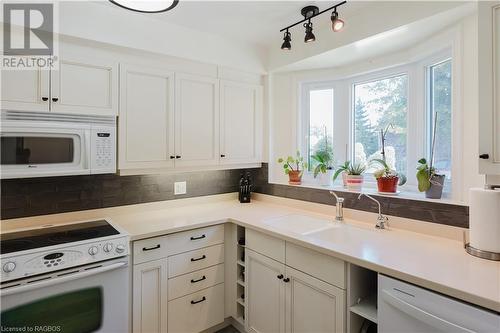 Modern White & Bright kitchen - 160 Morpeth Street Unit# 19, Southampton, ON - Indoor Photo Showing Kitchen