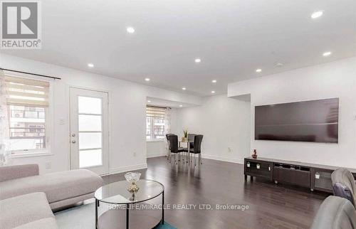 30 - 92 Baycliffe Crescent, Brampton, ON - Indoor Photo Showing Living Room