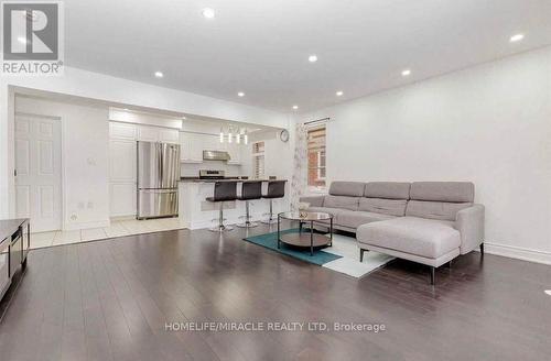 30 - 92 Baycliffe Crescent, Brampton, ON - Indoor Photo Showing Living Room