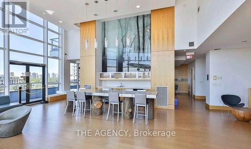 738 - 2885 Bayview Avenue, Toronto (Bayview Village), ON - Indoor Photo Showing Living Room