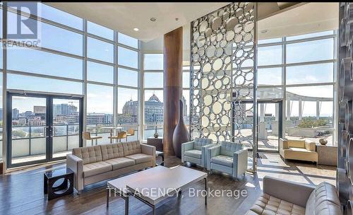 738 - 2885 Bayview Avenue, Toronto (Bayview Village), ON - Indoor Photo Showing Living Room