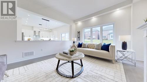 7 Goodwin Court, East Gwillimbury, ON - Indoor Photo Showing Living Room