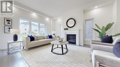 7 Goodwin Court, East Gwillimbury, ON - Indoor Photo Showing Living Room With Fireplace