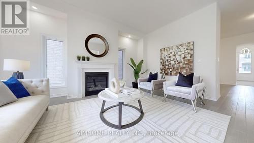 7 Goodwin Court, East Gwillimbury, ON - Indoor Photo Showing Living Room With Fireplace