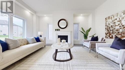 7 Goodwin Court, East Gwillimbury, ON - Indoor Photo Showing Living Room With Fireplace