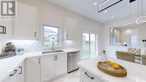 7 Goodwin Court, East Gwillimbury, ON - Indoor Photo Showing Kitchen