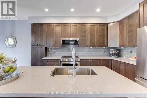 35 Gallagher Crescent, New Tecumseth, ON - Indoor Photo Showing Kitchen With Upgraded Kitchen