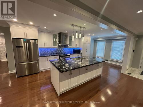 18 Sir Gawaine Place, Markham (Markham Village), ON - Indoor Photo Showing Kitchen With Double Sink With Upgraded Kitchen