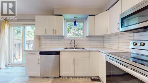 107 Walmer Gardens, London, ON - Indoor Photo Showing Kitchen With Double Sink