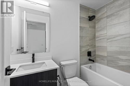 601 - 2369 Danforth Avenue, Toronto (East End-Danforth), ON - Indoor Photo Showing Bathroom