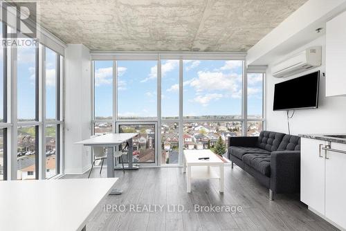 417 - 1900 Simcoe Street N, Oshawa, ON - Indoor Photo Showing Living Room