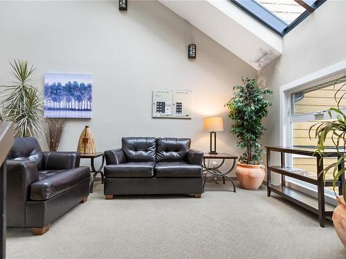 408-3270 Ross Rd, Nanaimo, BC - Indoor Photo Showing Living Room