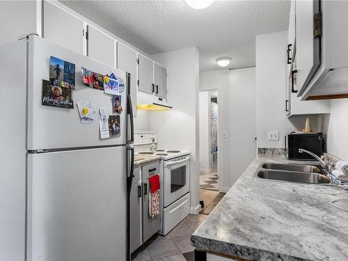 408-3270 Ross Rd, Nanaimo, BC - Indoor Photo Showing Kitchen With Double Sink