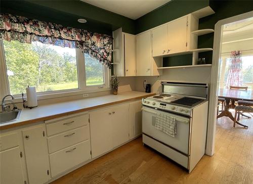 121155 Pth 5 Highway, Mccreary, MB - Indoor Photo Showing Kitchen