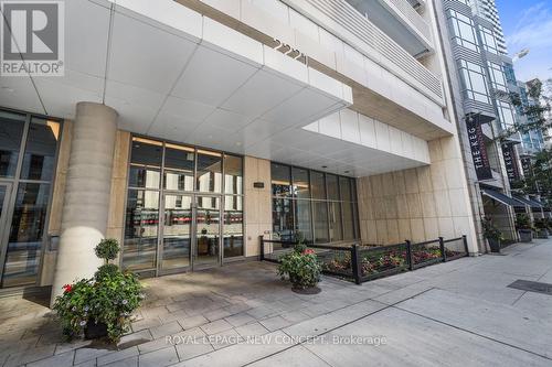 1002 - 2221 Yonge Street, Toronto (Mount Pleasant West), ON - 