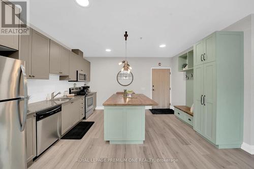 203 - 43 Dale Drive, New Tecumseth, ON - Indoor Photo Showing Kitchen With Stainless Steel Kitchen