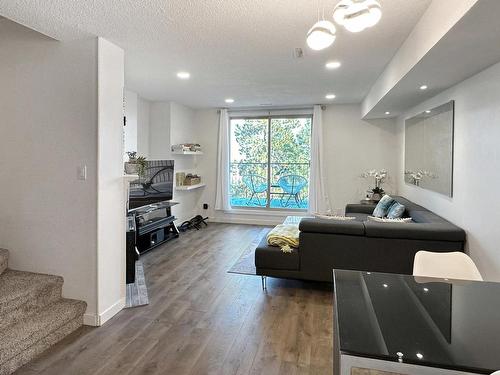 73-1750 Summit Drive, Kamloops, BC - Indoor Photo Showing Living Room