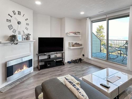 73-1750 Summit Drive, Kamloops, BC - Indoor Photo Showing Living Room With Fireplace