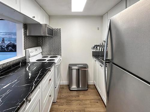 73-1750 Summit Drive, Kamloops, BC - Indoor Photo Showing Kitchen