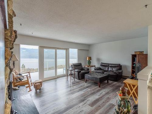 6009 West Trans Canada Highway, Kamloops, BC - Indoor Photo Showing Living Room