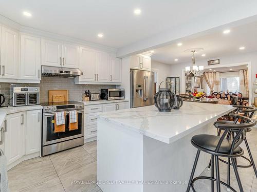 103 Vivians Cres, Brampton, ON - Indoor Photo Showing Kitchen With Upgraded Kitchen