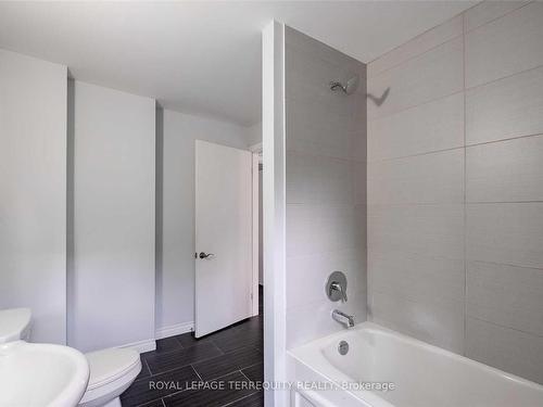 1-1186 Cannon St E, Hamilton, ON - Indoor Photo Showing Bathroom