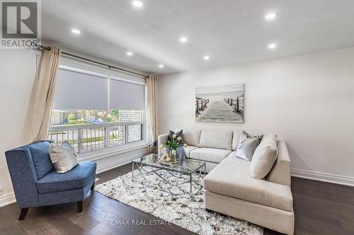 114 Sexton Crescent, Toronto, ON - Indoor Photo Showing Living Room