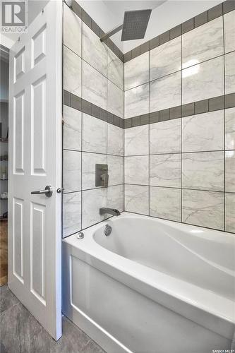 355 20Th Street E, Prince Albert, SK - Indoor Photo Showing Bathroom