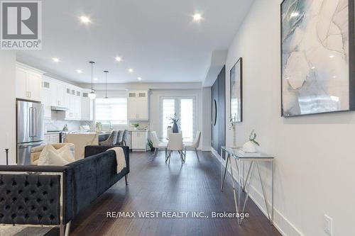 715 Ebony Avenue, Mississauga (Lakeview), ON - Indoor Photo Showing Kitchen