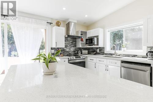 21 Shirley Anne Drive S, Kawartha Lakes, ON - Indoor Photo Showing Kitchen With Upgraded Kitchen