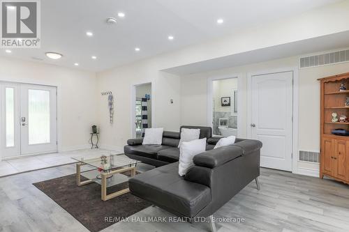 21 Shirley Anne Drive S, Kawartha Lakes, ON - Indoor Photo Showing Living Room