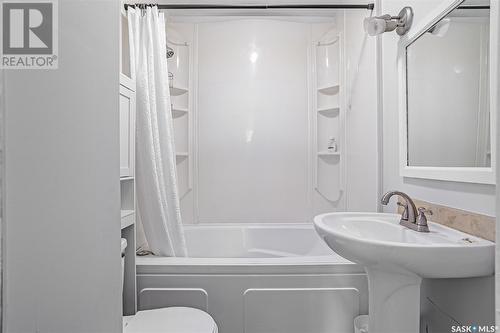 2228 Lorne Avenue S, Saskatoon, SK - Indoor Photo Showing Bathroom