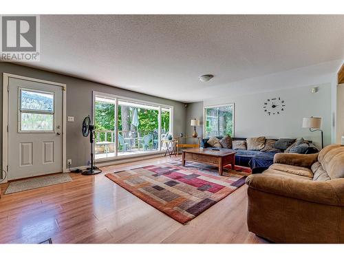 2888 Mabel Lake Road, Enderby, BC - Indoor Photo Showing Living Room