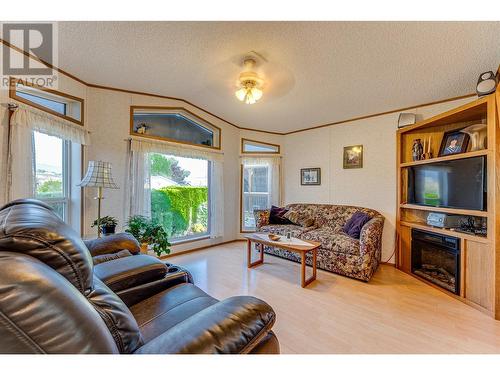 8000 Highland Road Unit# 106, Vernon, BC - Indoor Photo Showing Living Room With Fireplace