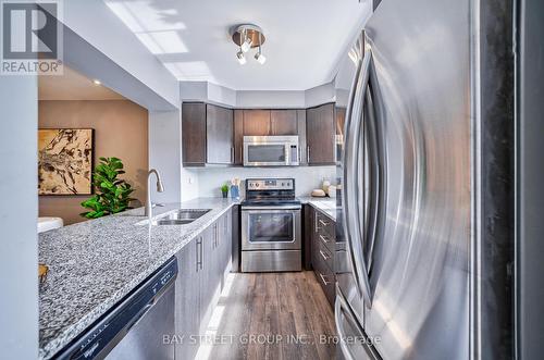 85 Payne Crescent, Aurora, ON - Indoor Photo Showing Kitchen With Double Sink With Upgraded Kitchen