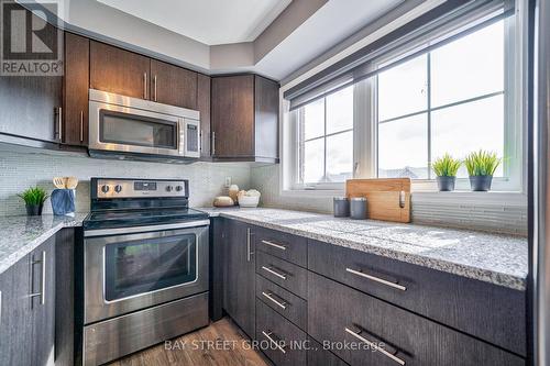 85 Payne Crescent, Aurora, ON - Indoor Photo Showing Kitchen With Upgraded Kitchen