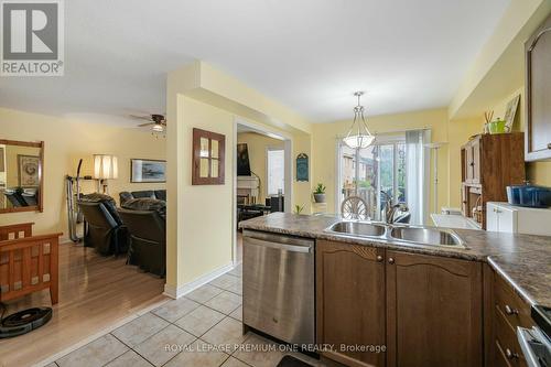 2382 Sequoia Way, Oakville (West Oak Trails), ON - Indoor Photo Showing Kitchen With Double Sink