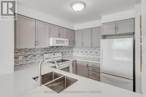 711 - 2177 Burnhamthorpe Road W, Mississauga (Erin Mills), ON - Indoor Photo Showing Kitchen With Double Sink With Upgraded Kitchen