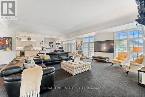 1467 Book Road W, Hamilton, ON - Indoor Photo Showing Living Room