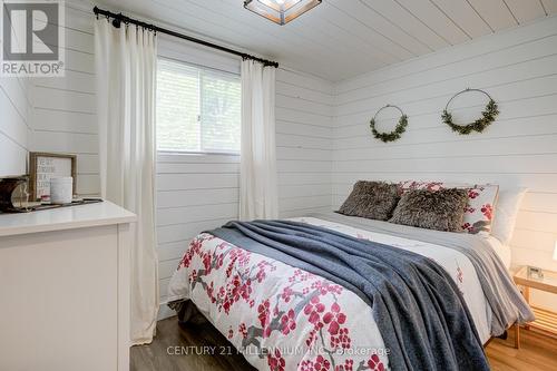 16 William Avenue, Wasaga Beach, ON - Indoor Photo Showing Bedroom