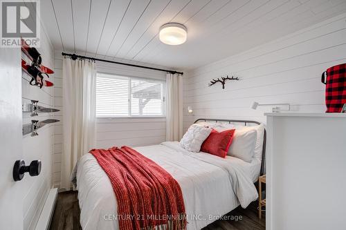 16 William Avenue, Wasaga Beach, ON - Indoor Photo Showing Bedroom