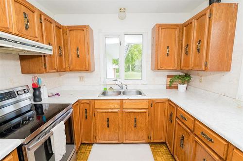 26148 Pr 245 Highway, Dufferin, MB - Indoor Photo Showing Kitchen With Double Sink