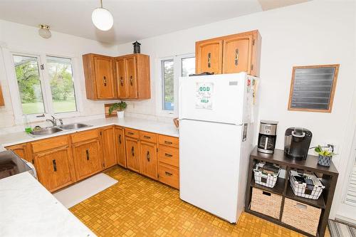 26148 Pr 245 Highway, Dufferin, MB - Indoor Photo Showing Kitchen With Double Sink