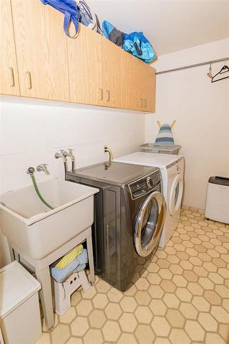 26148 Pr 245 Highway, Dufferin, MB - Indoor Photo Showing Laundry Room